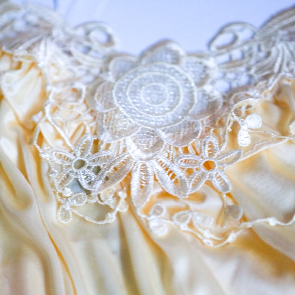 CUTE Brans New Pale Yellow Nightgown Floral Accent - Picture 2 of 3